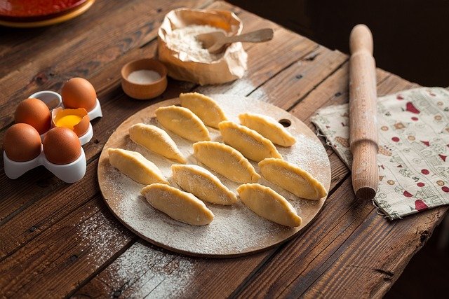 Préparer la cuisine est une activité valorisante pour la personne démente. 