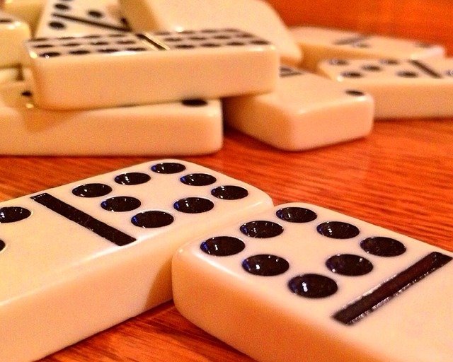 Jouer aux jeux de société favorise le bien-être émotionnel et offre des moments de plaisir et de détente à la personne atteinte de la maladie d'Alzheimer
